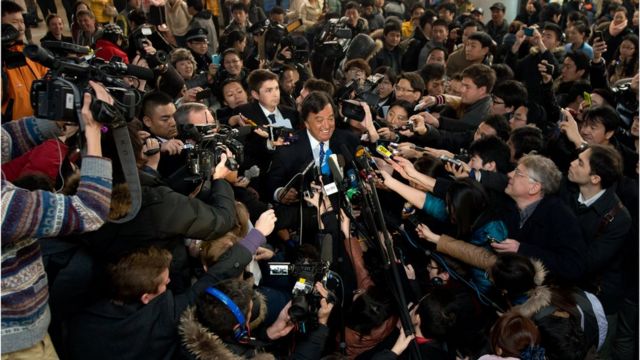 2013년 북한 방문 후 베이징 공항에서 취재진에 둘러싸인 빌 리처드슨