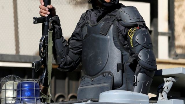 عنصر من الشرطة المصرية يحمل سلاحه