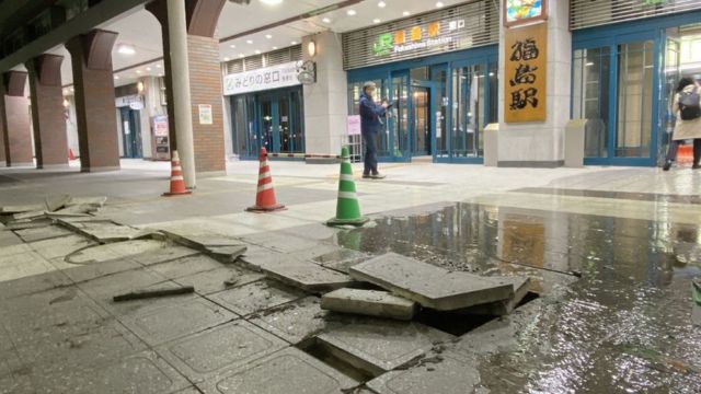 Daños del terremoto en la estación de tren de Fukushima