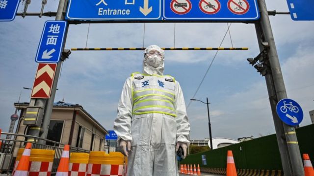 trabajador de la salud con equiop protector en Shanghai