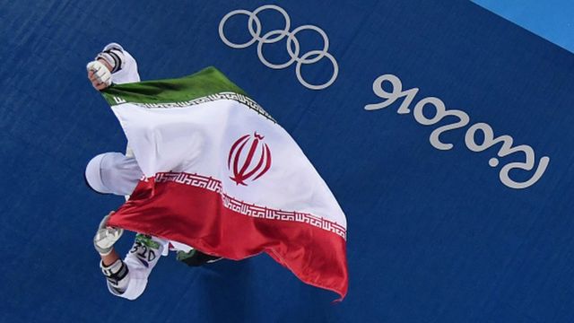 At the 2016 Rio de Janeiro Olympics, Iranian women’s taekwondo player Kimia Alizadeh Zenoorin (Kimia Alizadeh Zenoorin) defeated Sweden’s Nikita Glasnovic to win the bronze medal and raise the flag to celebrate (18/ 8/2016)