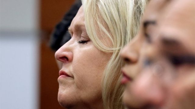 Una mujer cierra los ojos durante la audiencia de veredicto de Nikolas Cruz