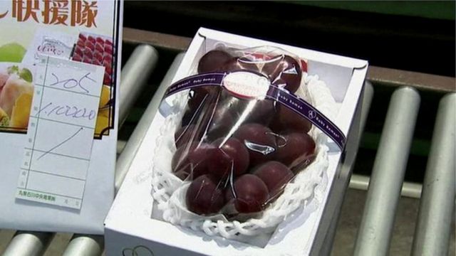 Cacho de uva rubi romana à venda no Japão