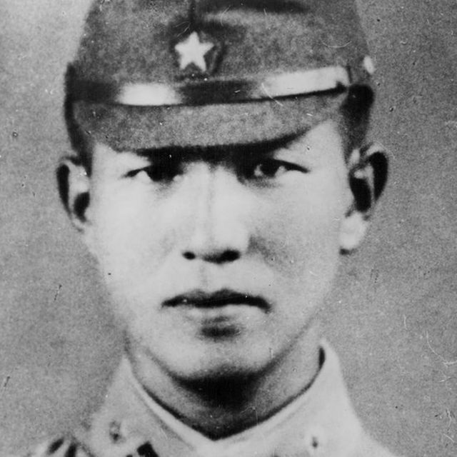 Hiroo Onoda com uniforme militar em foto em preto e branco tirada por volta de 1944