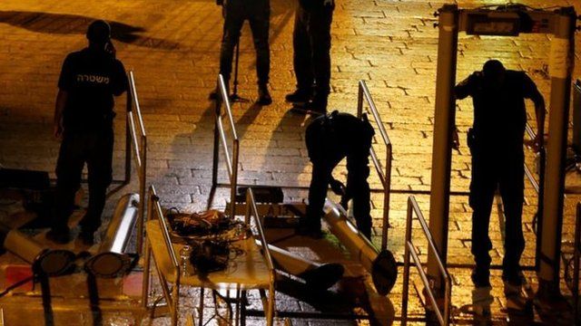 Petugas keamanan Israel mulai membongkar detektor logam di kompleks al-Haram tadi malam.