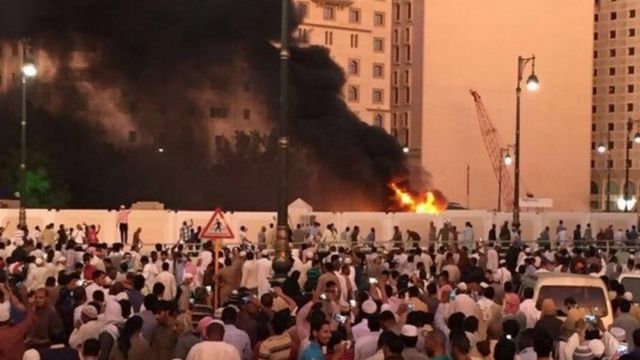 Las imágenes muestran un vehículo ardiendo cerca de la Mezquita del Profeta.