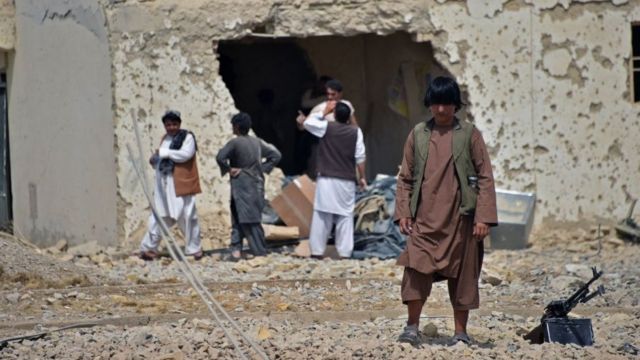 Lực lượng an ninh Afghanistan bảo vệ một tòa nhà bị hư hại