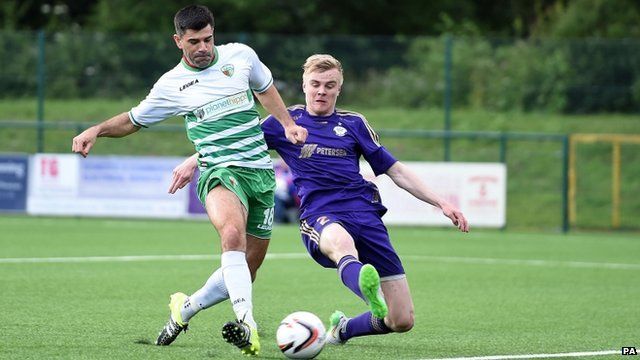 Mike Wilde yn sgorio i'r Seintiau
