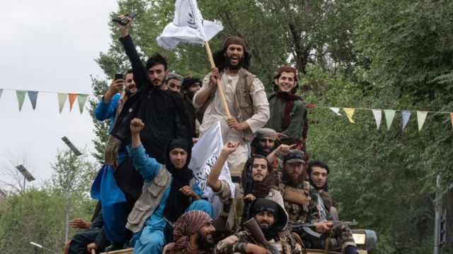Homens no Afeganistão comemoram o primeiro aniversário da tomada do poder pelo Talebã