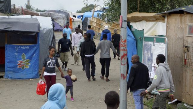 Inmigrantes viviendo en "la jungla" en Calais.