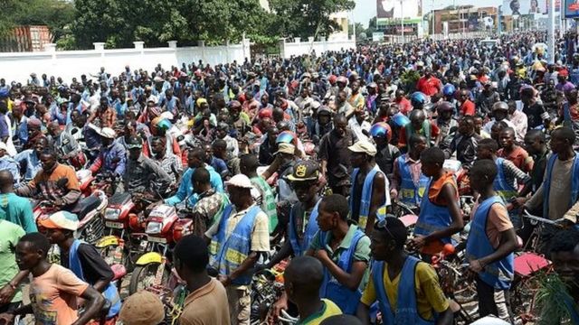A Bujumbura, c'est le maire de la ville, Freddy Mbonimpa, et le numéro deux du ministère de l'Intérieur, Thérence Ntahiraja, qui ont conduit la manifestation jusque devant le siège de la représentation de l'Union Européenne.