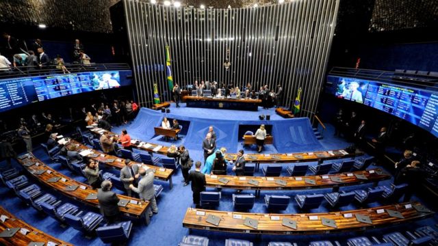 Atrasos e debates acalourados marcaram primeiro dia da etapa final do processo de impeachment