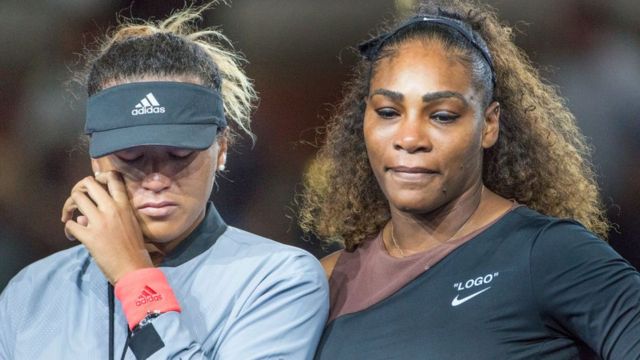 Naomi Osaka (izq.) y Serena Williams en la premiación del US Open 2018