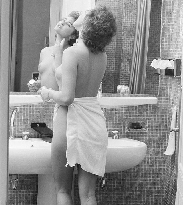 La actriz italiana Lory Del Santo en el baño del yate de su amigo Adnan Khashoggi,