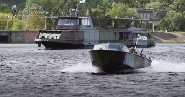 Катери річкової флотилії на Дніпрі. Кадр з відео Сухопутних військ України