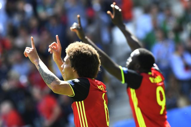 Los goleadores de la tarde para Bélgica: Axel Witsel y Romelu Lukaku.