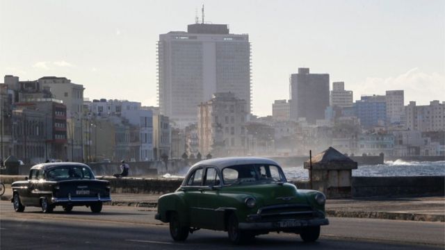Autos viejos en el Malecón de La Habana.