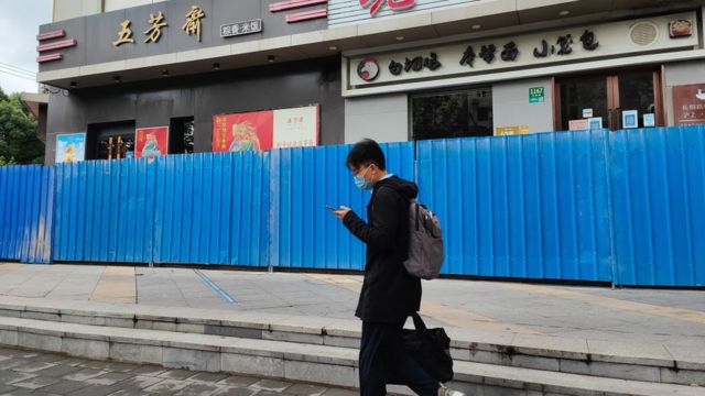 Uma cerca azul erguida fora de um bairro para isolá-lo e controlá-lo em Xangai, na China, em 27 de outubro de 2022