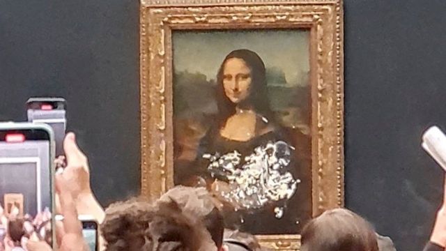 Mona Lisa: Man dressed as old woman throws cake at da Vinci painting - BBC  News