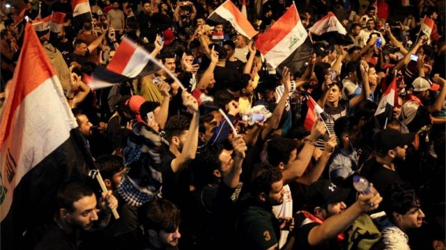 متظاهرون عراقيون في ساحة التحرير ببغداد