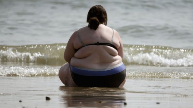 Толстая женщина на пляже