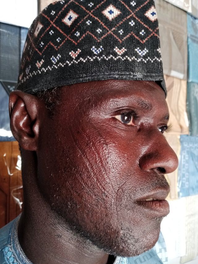 Seorang pria mengenakan topi Hausa tradisional
