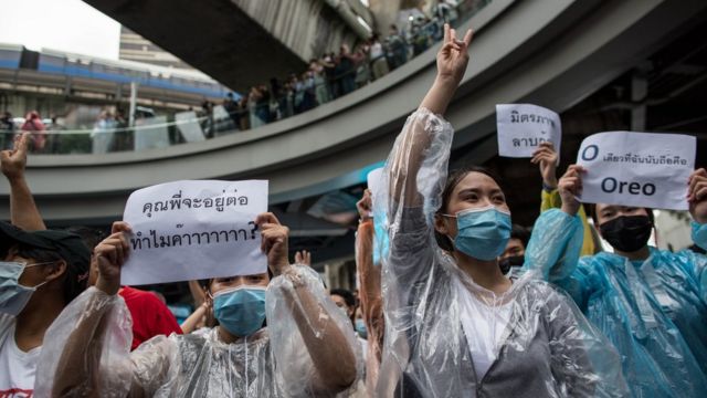 Nhiều bạn trẻ Thái xuống đường biểu tình ở Bangkok