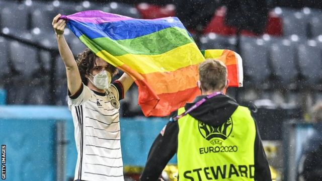 Euro 2020: Proposal to light up Munich arena in LGBTQ colors – DW –  06/19/2021