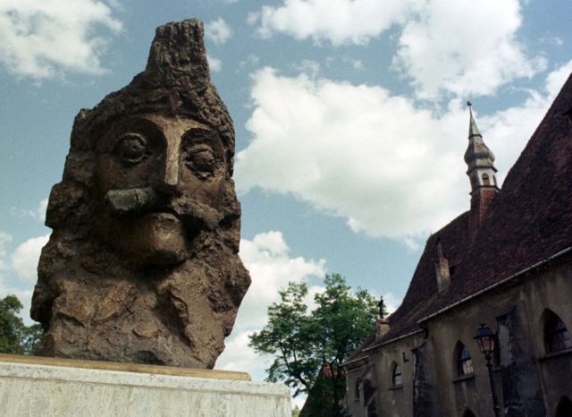 Un busto de Vlad Drácula en Sighisoara, Rumania, el lugar de nacimiento del héroe militar rumano.