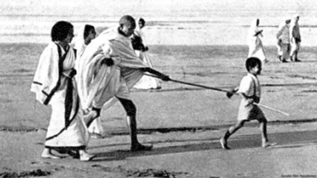 एक बच्चासँग महात्मा गान्धी।