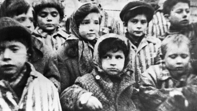 Освобожденные дети - узники лагеря смерти Освенцим