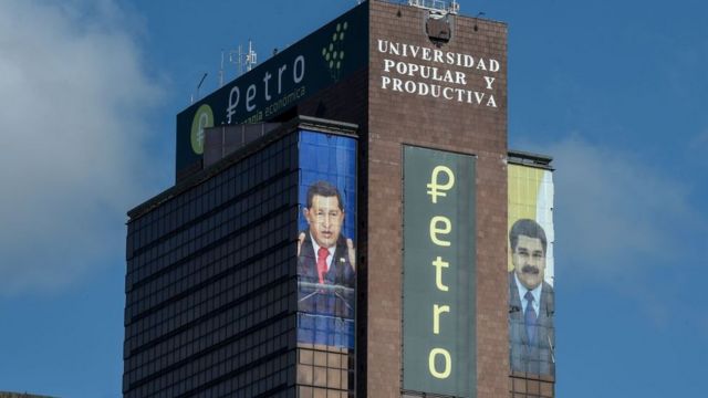 Edificio con publicidad del petro