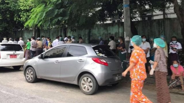 စစ်ကောင်စီ ကာကွယ်ဆေးထိုးဖို့ ရန်ကုန်မြို့မှာတန်းစီနေကြ