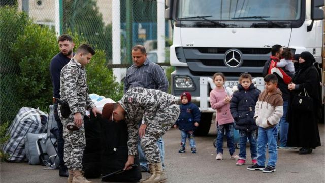 صورة أرشيفية لعائلة سورية في لبنان تودّع بعض أفرادها في عرسال