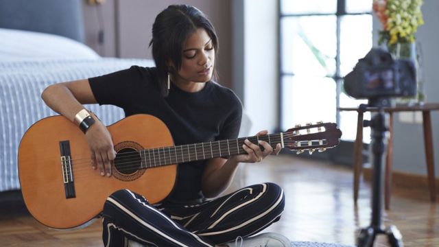 Mujer tocando guitarra