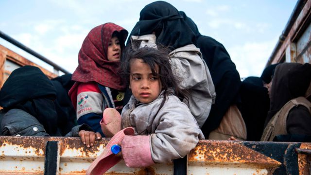 Familias con niños huyendo de los combates contra EI en Siria