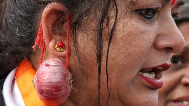 क्या प्याज़ के दाम बढ़ने की वजह फसल ख़राब होना है या कारण कुछ और हैं?