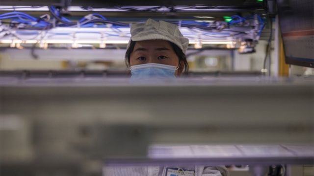 Wind turbine fan wing manufacturing worker