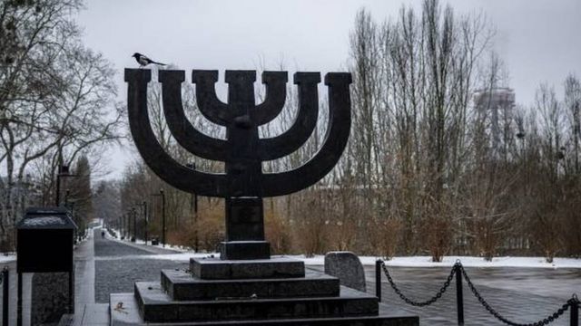 نصب تذكاري على شكل الشمعدان للضحايا اليهود في بابين يار في كييف