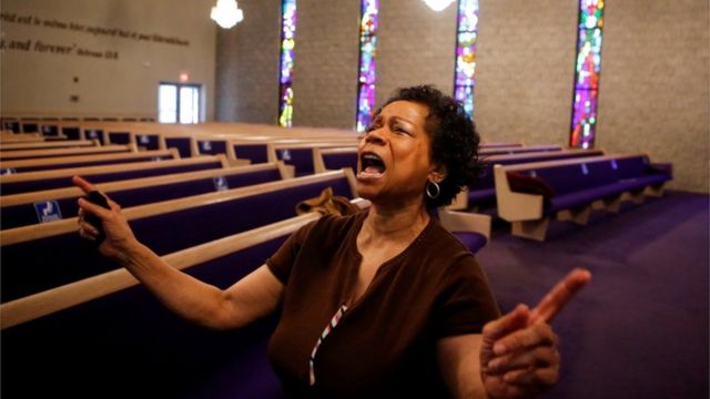 Loretta Johnson reza na Faith Temple Church, em Evanston, Illinois