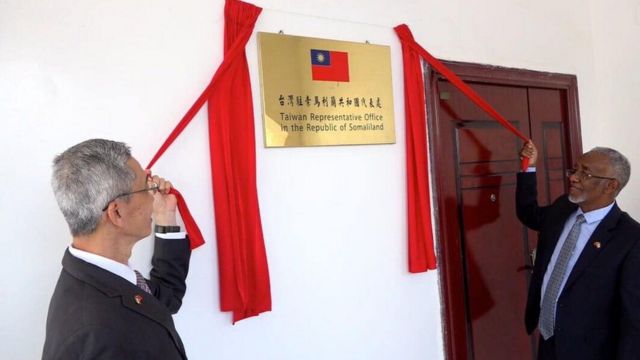 Wakiilka Taiwan Lou Chen-hua(bidix) iyo Wasiirka Arrimaha Dibadda ee Somaliland Yasin Xaaji Maxamuud