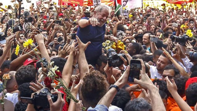 Ex-presidente Lula é carregado no meio de apoiadores, após discursar em frente ao Sindicato dos Metalúrgicos do ABC