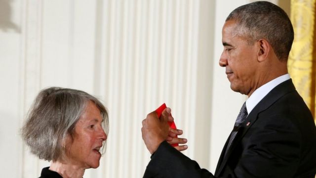 قلدها الرئيس الأمريكي السابق باراك أوباما ميدالية العلوم الإنسانية الوطنية في عام 2016