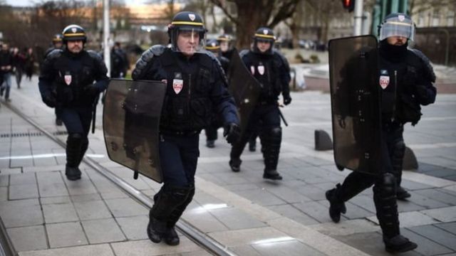 Des CRS français