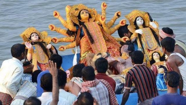 पश्चिम बंगाल में दुर्गा की मूर्ति का विसर्जन
