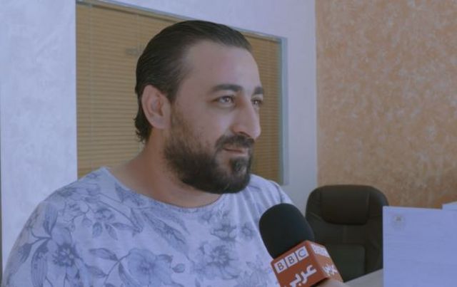 مامون الحموي سوري فقد أمه بسبب طول الإجراءات لدخولها الأردن