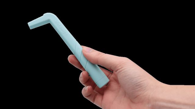 Mão segura um objeto fino e comprido de cor azul clara, com a ponta dobrada