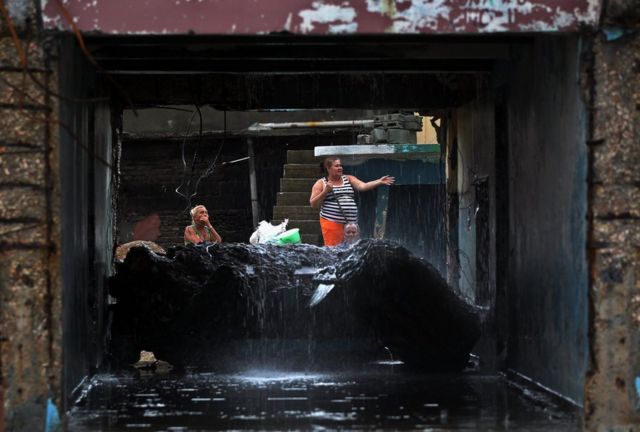 Pobladores de Baracoa intentan recuperar sus bienes materiales tras el paso del huracán Matthew.