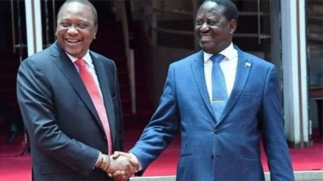 Rais Uhuru Kenyatta (Kushto) na Waziri Mkuu wa zamani Raila Odinga