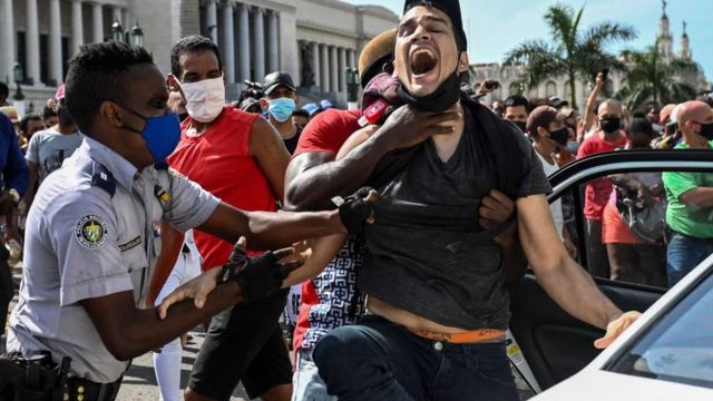 Manifestante é detido em Cuba